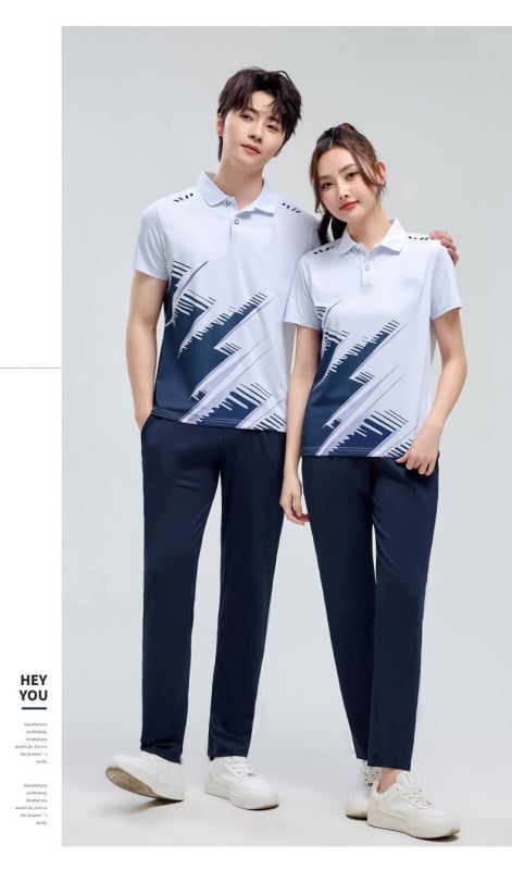 Dryžuotas sportinis kostiumas — apykaklė su lapeliu, trumpomis rankovėmis, Cool Silk audinys, 95% poliesteris