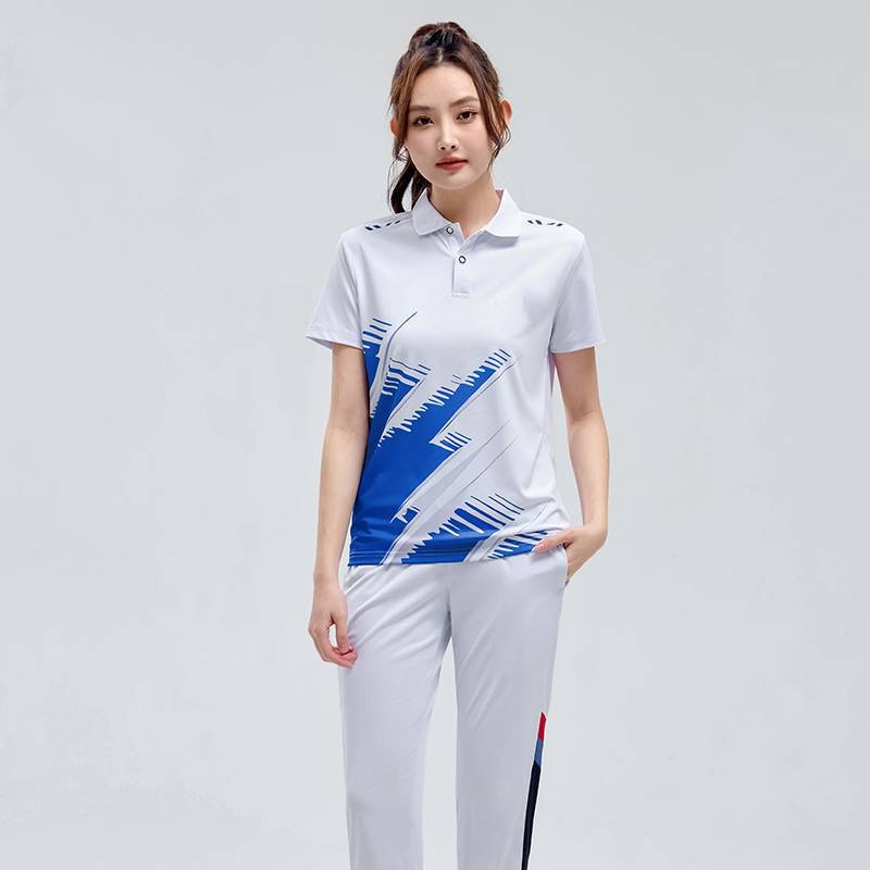 Dryžuotas sportinis kostiumas — apykaklė su lapeliu, trumpomis rankovėmis, Cool Silk audinys, 95% poliesteris