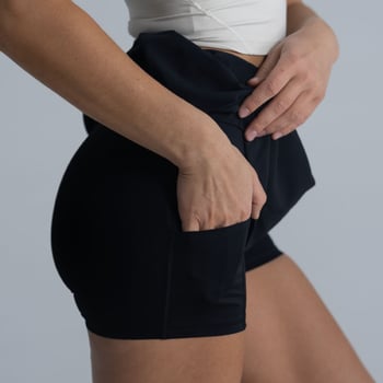 Daugiafunkcinė sportinė suknelė tenisui, jogai ir bėgimui — kvėpuojanti, diskretiškas kirpimas, universalus pasirinkimas tenisui, golfui ir bėgiojimui