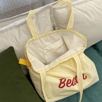 Nylon plecu soma ar šņorēm – pilsētas vienkāršs stils, iekšējā kabata ar rāvējslēdzēju un telefona kabatiņa, poliestera oderde