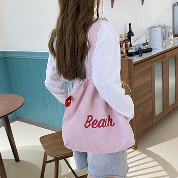 Nylon plecu soma ar šņorēm – pilsētas vienkāršs stils, iekšējā kabata ar rāvējslēdzēju un telefona kabatiņa, poliestera oderde