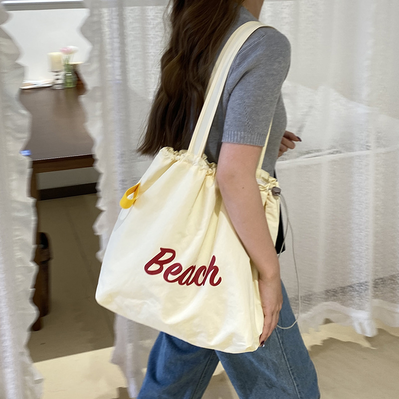 Nylon plecu soma ar šņorēm – pilsētas vienkāršs stils, iekšējā kabata ar rāvējslēdzēju un telefona kabatiņa, poliestera oderde