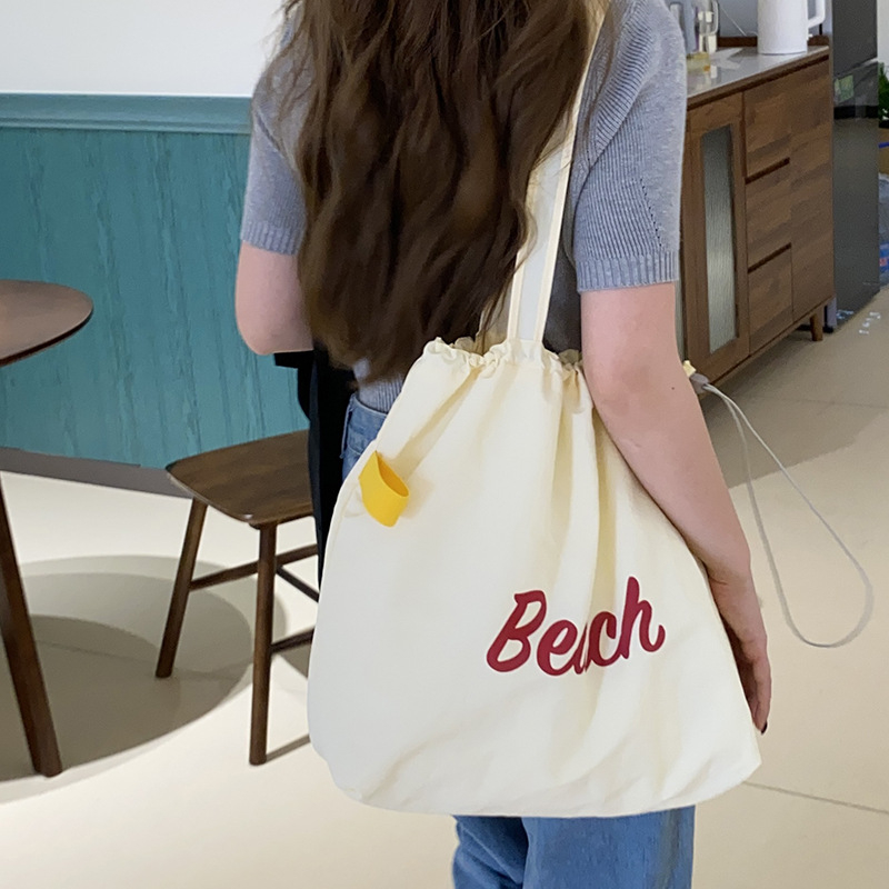 Nylon plecu soma ar šņorēm – pilsētas vienkāršs stils, iekšējā kabata ar rāvējslēdzēju un telefona kabatiņa, poliestera oderde