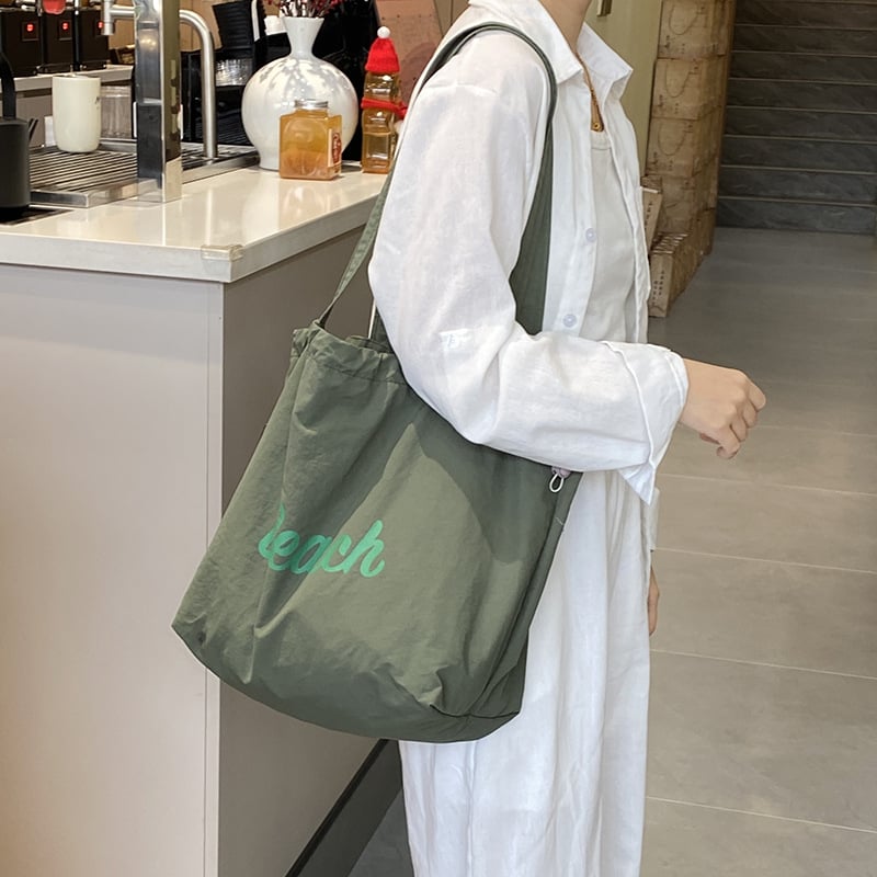 Nylon plecu soma ar šņorēm – pilsētas vienkāršs stils, iekšējā kabata ar rāvējslēdzēju un telefona kabatiņa, poliestera oderde