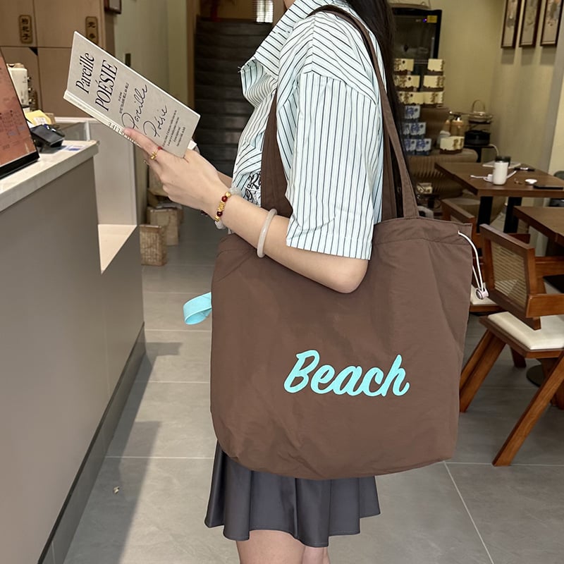 Nylon plecu soma ar šņorēm – pilsētas vienkāršs stils, iekšējā kabata ar rāvējslēdzēju un telefona kabatiņa, poliestera oderde