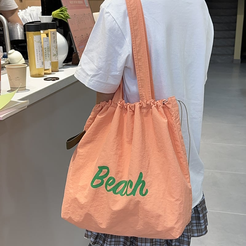 Nylon plecu soma ar šņorēm – pilsētas vienkāršs stils, iekšējā kabata ar rāvējslēdzēju un telefona kabatiņa, poliestera oderde