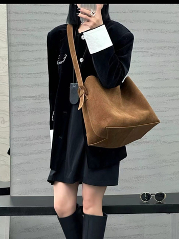 Geantă tote din piele naturală, textură mată, stil urban minimalist; formă orizontală pătrată; închidere magnetică; buzunare interioare: buzunar cu fermoar, buzunar pentru telefon și buzunar pentru ID; căptușeală din bumbac.