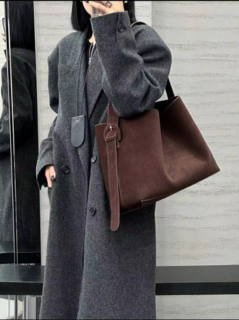 Geantă tote din piele naturală, textură mată, stil urban minimalist; formă orizontală pătrată; închidere magnetică; buzunare interioare: buzunar cu fermoar, buzunar pentru telefon și buzunar pentru ID; căptușeală din bumbac.