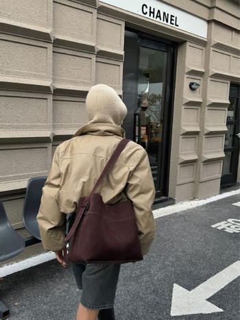 Geantă tote din piele naturală, textură mată, stil urban minimalist; formă orizontală pătrată; închidere magnetică; buzunare interioare: buzunar cu fermoar, buzunar pentru telefon și buzunar pentru ID; căptușeală din bumbac.