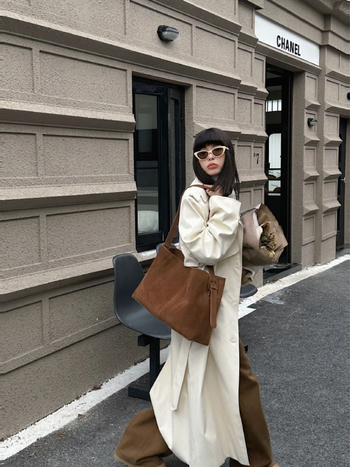 Geantă tote din piele naturală, textură mată, stil urban minimalist; formă orizontală pătrată; închidere magnetică; buzunare interioare: buzunar cu fermoar, buzunar pentru telefon și buzunar pentru ID; căptușeală din bumbac.