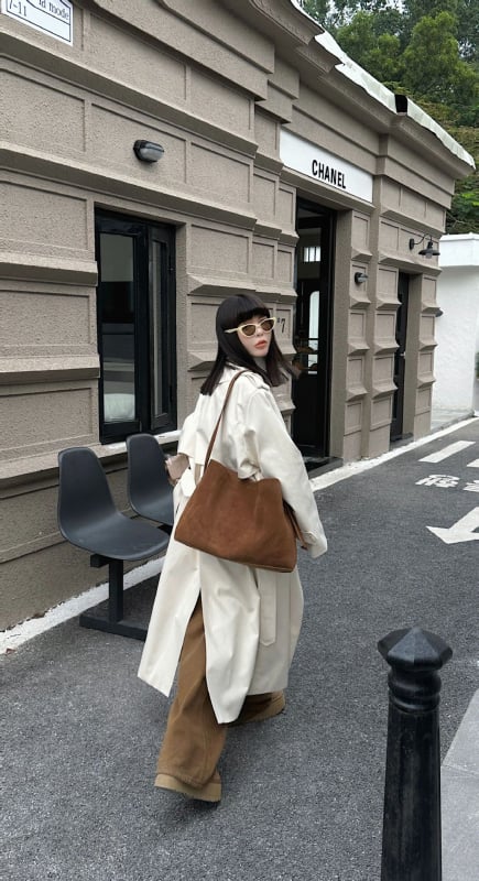 Geantă tote din piele naturală, textură mată, stil urban minimalist; formă orizontală pătrată; închidere magnetică; buzunare interioare: buzunar cu fermoar, buzunar pentru telefon și buzunar pentru ID; căptușeală din bumbac.