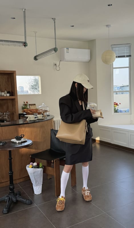 Geantă tote din piele naturală, textură mată, stil urban minimalist; formă orizontală pătrată; închidere magnetică; buzunare interioare: buzunar cu fermoar, buzunar pentru telefon și buzunar pentru ID; căptușeală din bumbac.