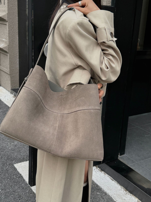 Geantă tote din piele naturală, textură mată, stil urban minimalist; formă orizontală pătrată; închidere magnetică; buzunare interioare: buzunar cu fermoar, buzunar pentru telefon și buzunar pentru ID; căptușeală din bumbac.