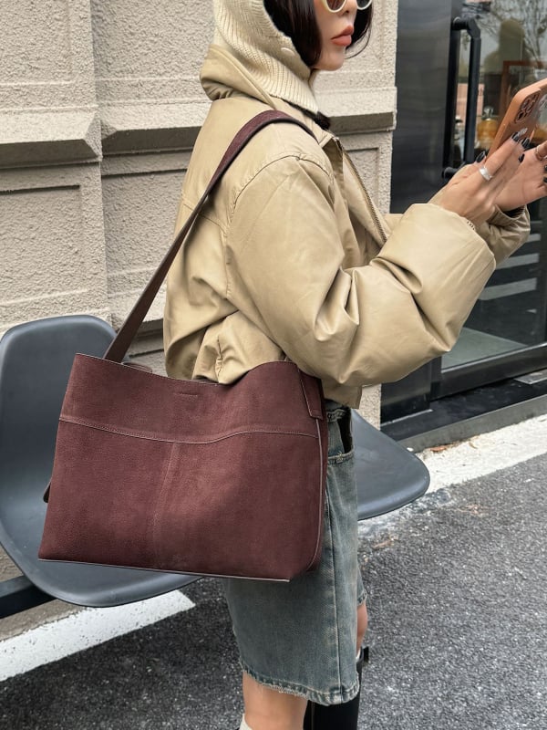 Geantă tote din piele naturală, textură mată, stil urban minimalist; formă orizontală pătrată; închidere magnetică; buzunare interioare: buzunar cu fermoar, buzunar pentru telefon și buzunar pentru ID; căptușeală din bumbac.