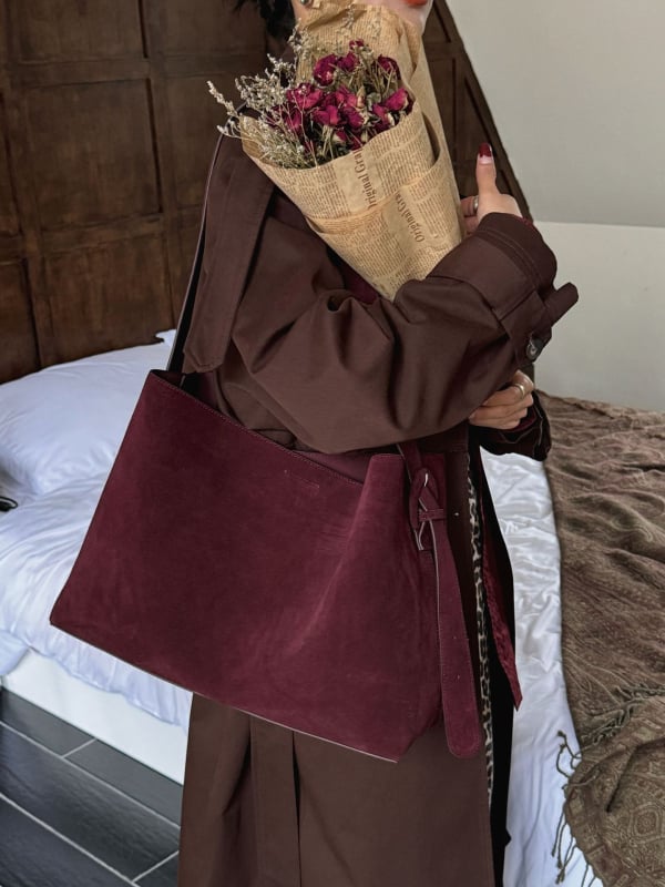 Geantă tote din piele naturală, textură mată, stil urban minimalist; formă orizontală pătrată; închidere magnetică; buzunare interioare: buzunar cu fermoar, buzunar pentru telefon și buzunar pentru ID; căptușeală din bumbac.