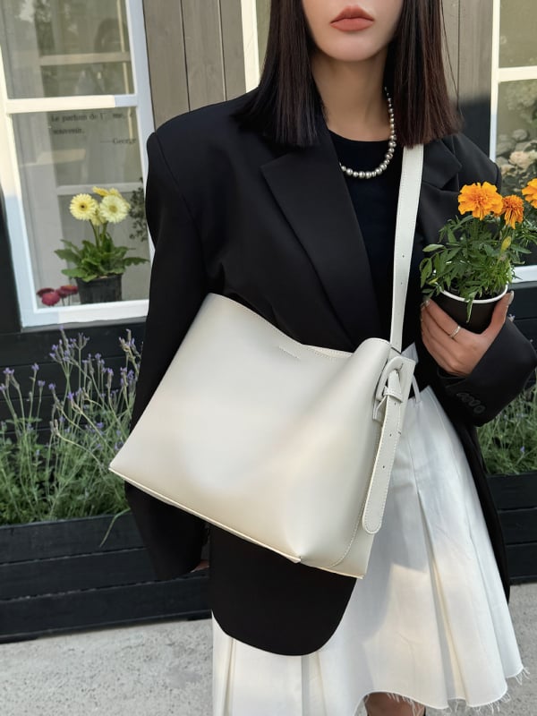 Geantă tote din piele naturală, textură mată, stil urban minimalist; formă orizontală pătrată; închidere magnetică; buzunare interioare: buzunar cu fermoar, buzunar pentru telefon și buzunar pentru ID; căptușeală din bumbac.