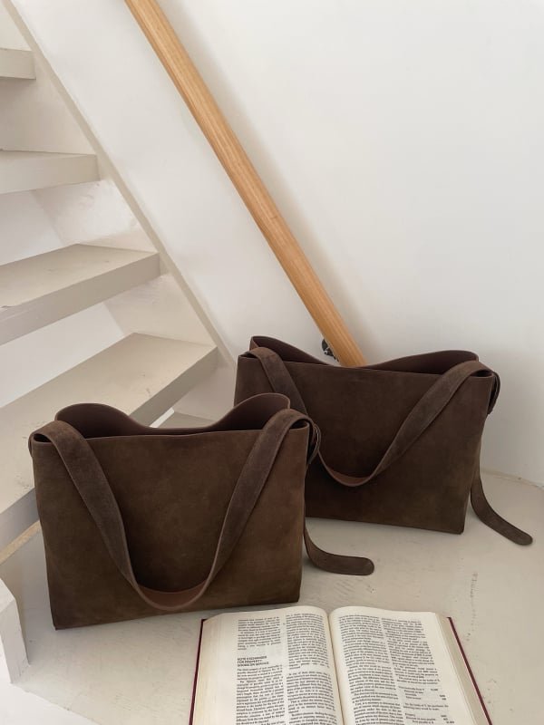 Geantă tote din piele naturală, textură mată, stil urban minimalist; formă orizontală pătrată; închidere magnetică; buzunare interioare: buzunar cu fermoar, buzunar pentru telefon și buzunar pentru ID; căptușeală din bumbac.