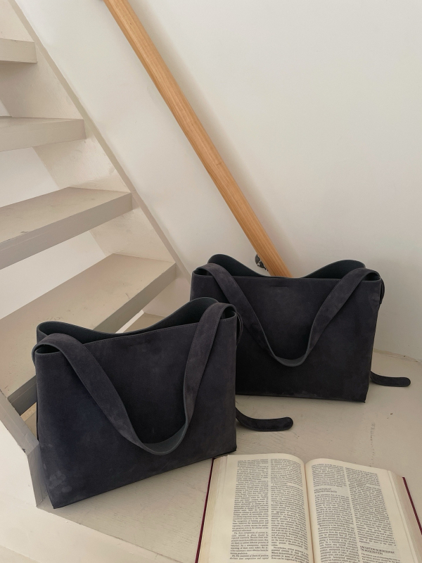 Geantă tote din piele naturală, textură mată, stil urban minimalist; formă orizontală pătrată; închidere magnetică; buzunare interioare: buzunar cu fermoar, buzunar pentru telefon și buzunar pentru ID; căptușeală din bumbac.