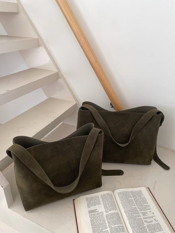 Geantă tote din piele naturală, textură mată, stil urban minimalist; formă orizontală pătrată; închidere magnetică; buzunare interioare: buzunar cu fermoar, buzunar pentru telefon și buzunar pentru ID; căptușeală din bumbac.