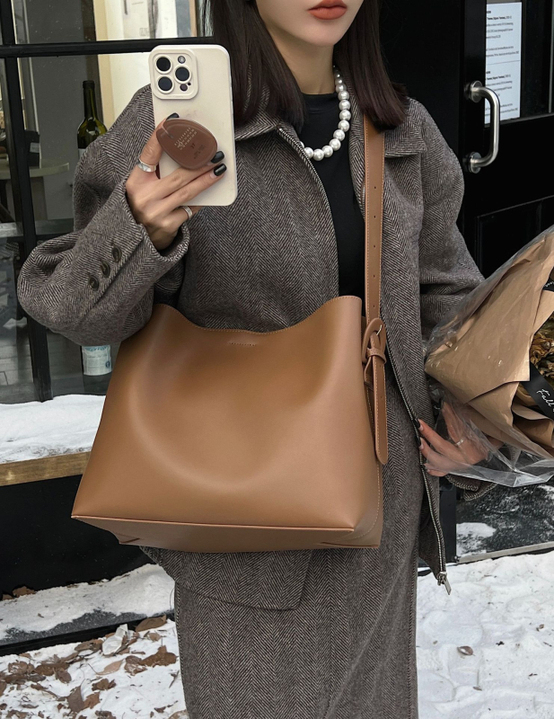 Geantă tote din piele naturală, textură mată, stil urban minimalist; formă orizontală pătrată; închidere magnetică; buzunare interioare: buzunar cu fermoar, buzunar pentru telefon și buzunar pentru ID; căptușeală din bumbac.