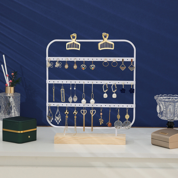 Auskarnu auskaru statīvs – dzelzs māksla, mākslinieciskais stils, trīs līmeņu dizains, izlaidums 2025. gada rudenī