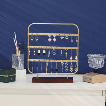 Auskarnu auskaru statīvs – dzelzs māksla, mākslinieciskais stils, trīs līmeņu dizains, izlaidums 2025. gada rudenī