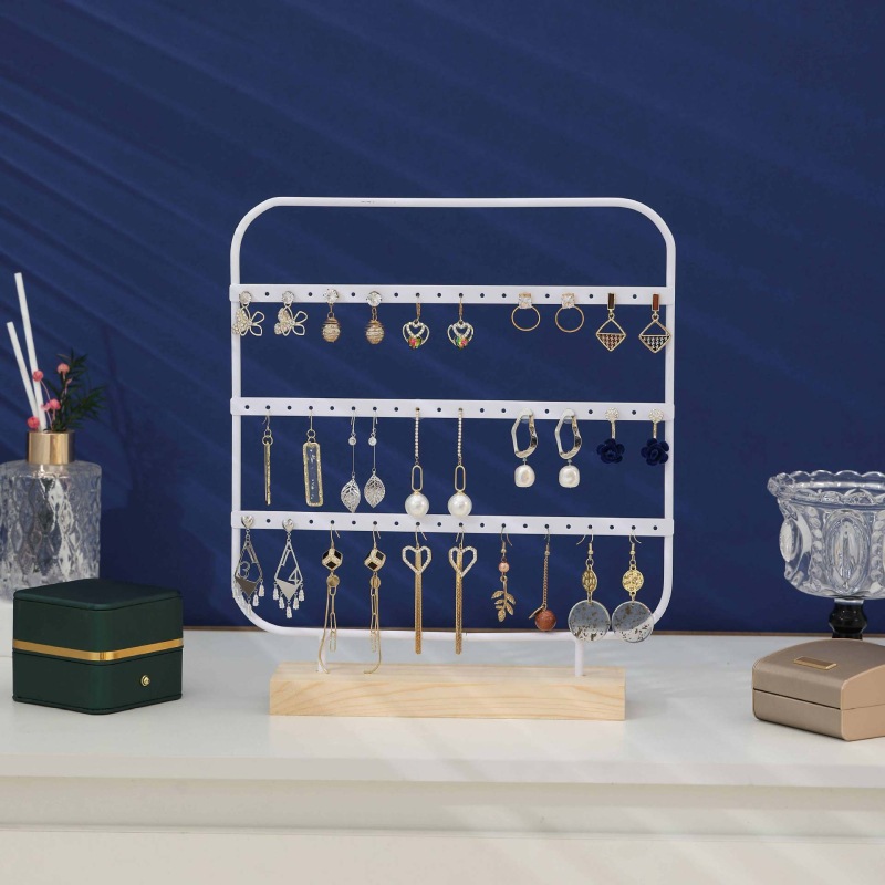 Auskarnu auskaru statīvs – dzelzs māksla, mākslinieciskais stils, trīs līmeņu dizains, izlaidums 2025. gada rudenī