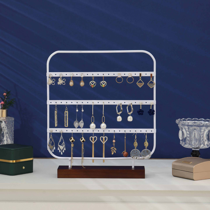 Auskarnu auskaru statīvs – dzelzs māksla, mākslinieciskais stils, trīs līmeņu dizains, izlaidums 2025. gada rudenī