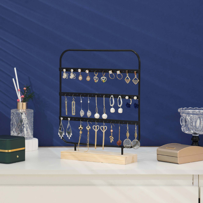 Auskarnu auskaru statīvs – dzelzs māksla, mākslinieciskais stils, trīs līmeņu dizains, izlaidums 2025. gada rudenī