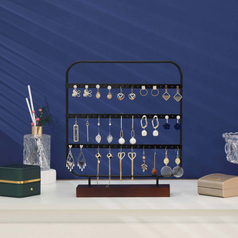 Auskarnu auskaru statīvs – dzelzs māksla, mākslinieciskais stils, trīs līmeņu dizains, izlaidums 2025. gada rudenī