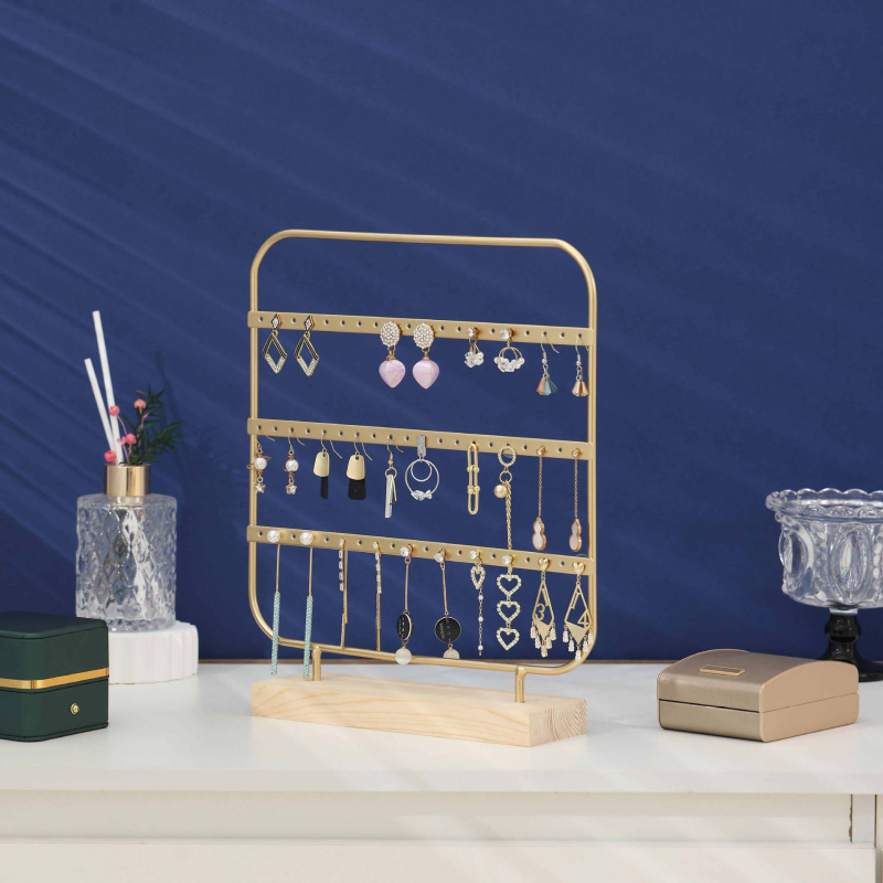 Auskarnu auskaru statīvs – dzelzs māksla, mākslinieciskais stils, trīs līmeņu dizains, izlaidums 2025. gada rudenī