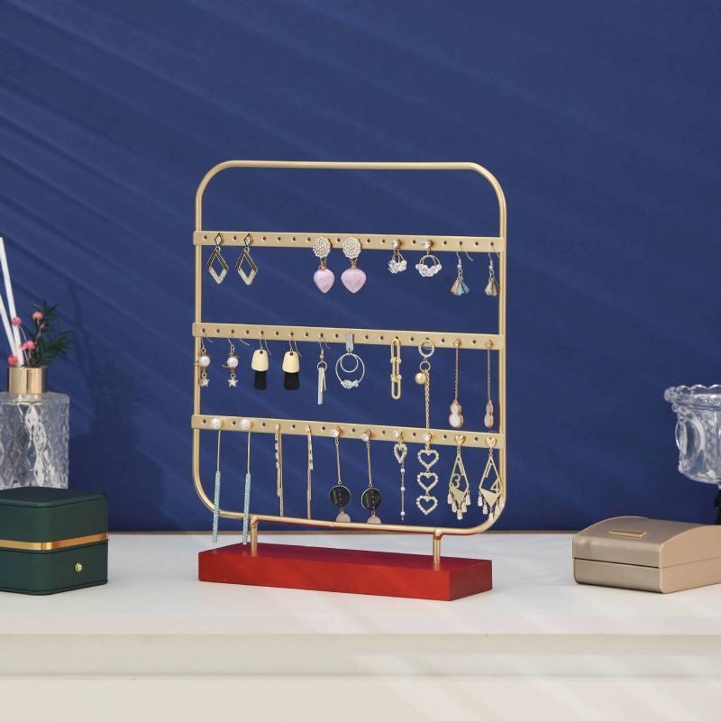 Auskarnu auskaru statīvs – dzelzs māksla, mākslinieciskais stils, trīs līmeņu dizains, izlaidums 2025. gada rudenī