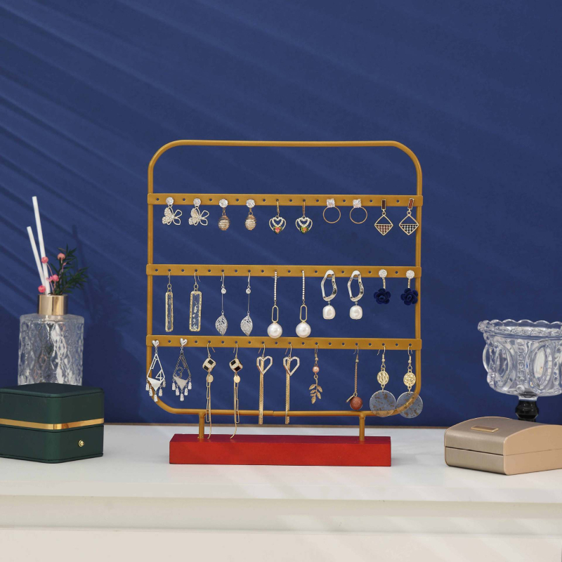 Auskarnu auskaru statīvs – dzelzs māksla, mākslinieciskais stils, trīs līmeņu dizains, izlaidums 2025. gada rudenī