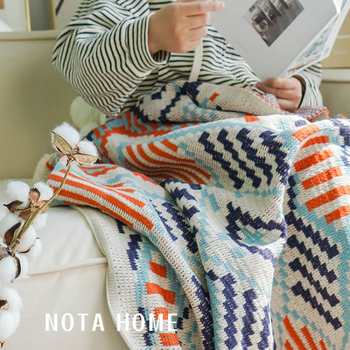 Bohem kötött kanapépléd rojtokkal, geometriai mintával, modern minimalista stílus, prémium minőség, súlya legfeljebb 180 g