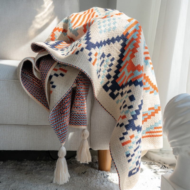 Bohem kötött kanapépléd rojtokkal, geometriai mintával, modern minimalista stílus, prémium minőség, súlya legfeljebb 180 g