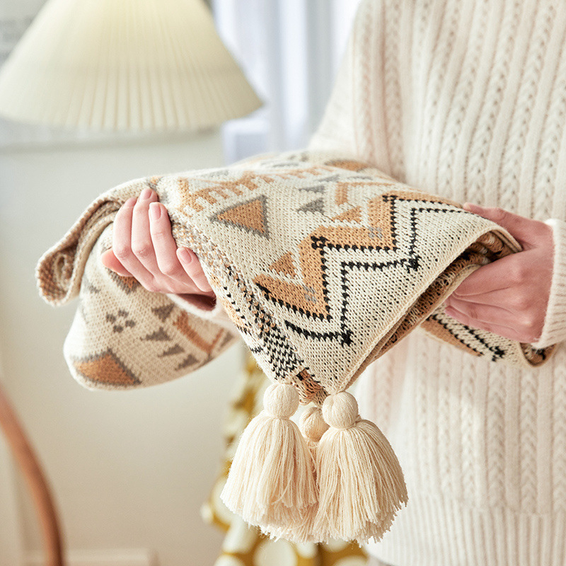 Bohem kötött kanapépléd rojtokkal, geometriai mintával, modern minimalista stílus, prémium minőség, súlya legfeljebb 180 g