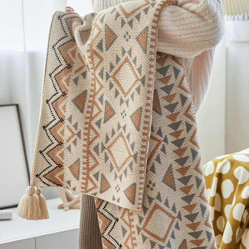 Bohem kötött kanapépléd rojtokkal, geometriai mintával, modern minimalista stílus, prémium minőség, súlya legfeljebb 180 g