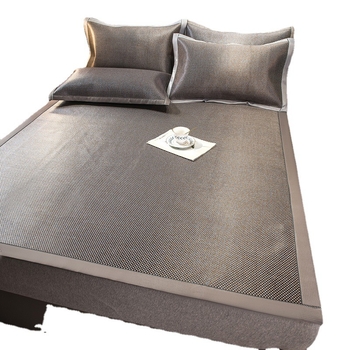 Proljetno-ljetni set posteljine visokog kvalitete s hlađenjem Ice Silk mat za krevet 1,8 m, tro-dijelni set posteljine (mat, ravna plahta i plahta s gumom).