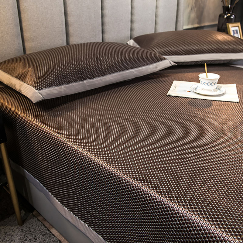 Proljetno-ljetni set posteljine visokog kvalitete s hlađenjem Ice Silk mat za krevet 1,8 m, tro-dijelni set posteljine (mat, ravna plahta i plahta s gumom).