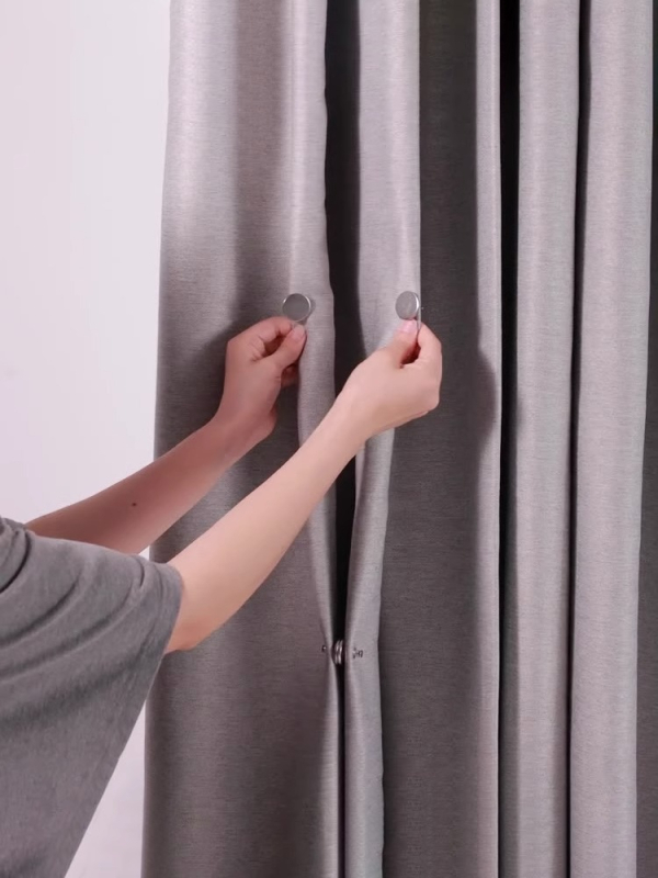 Vējizturīgs aizkaru magnētiskā aizvēršanas komplekts (pāris) ar āķiem, klipu un jostu