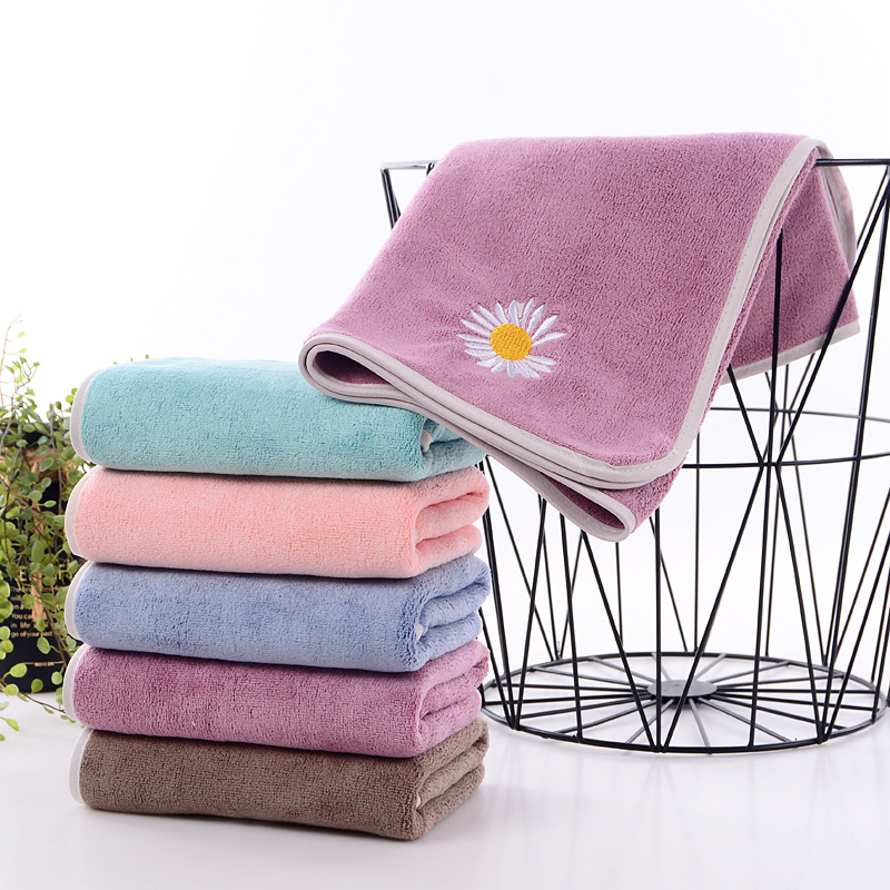 Uterac za lice od mikrovlakana, s izvezenim slovima – Ida House, 80% poliester / 20% poliamid, vlakno 32, izšivanje, rub, 80–100 g, prilagodljivo