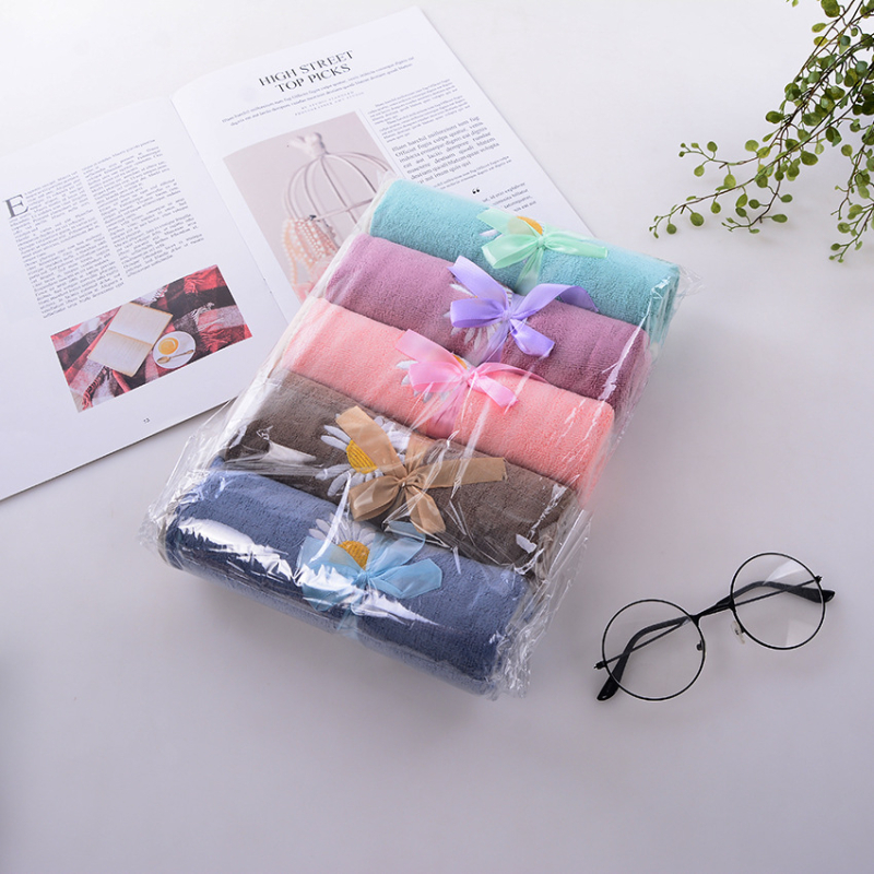 Uterac za lice od mikrovlakana, s izvezenim slovima – Ida House, 80% poliester / 20% poliamid, vlakno 32, izšivanje, rub, 80–100 g, prilagodljivo