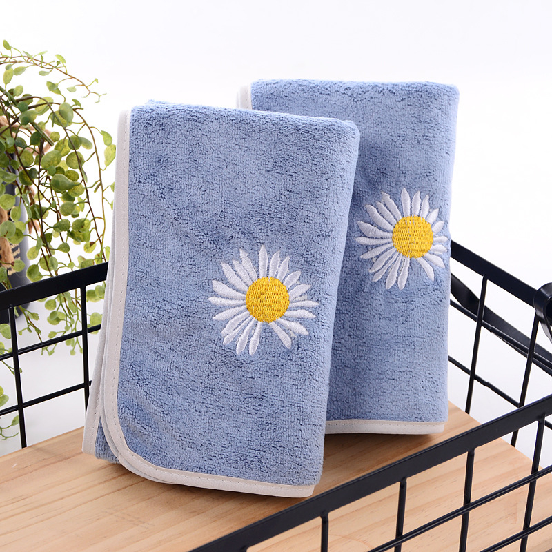 Uterac za lice od mikrovlakana, s izvezenim slovima – Ida House, 80% poliester / 20% poliamid, vlakno 32, izšivanje, rub, 80–100 g, prilagodljivo