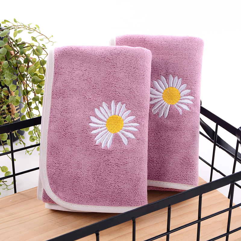 Uterac za lice od mikrovlakana, s izvezenim slovima – Ida House, 80% poliester / 20% poliamid, vlakno 32, izšivanje, rub, 80–100 g, prilagodljivo