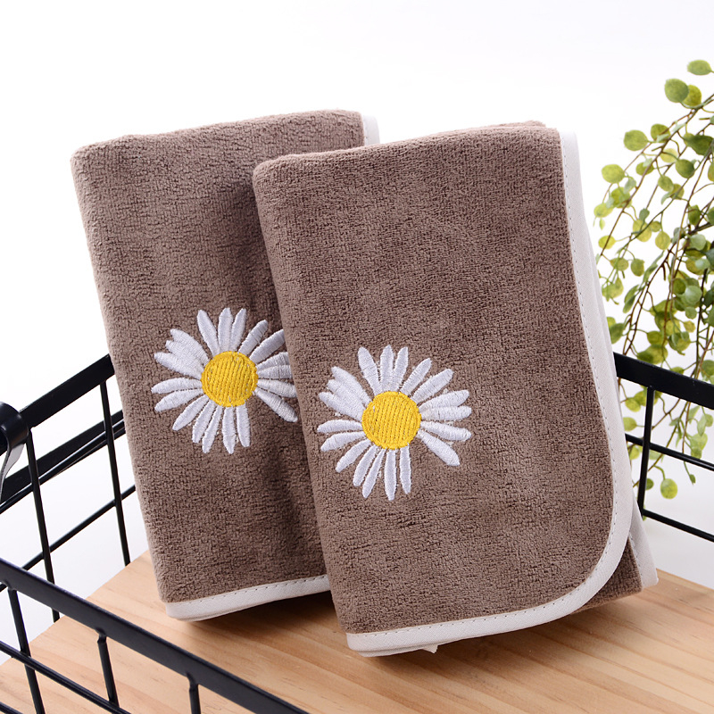 Uterac za lice od mikrovlakana, s izvezenim slovima – Ida House, 80% poliester / 20% poliamid, vlakno 32, izšivanje, rub, 80–100 g, prilagodljivo