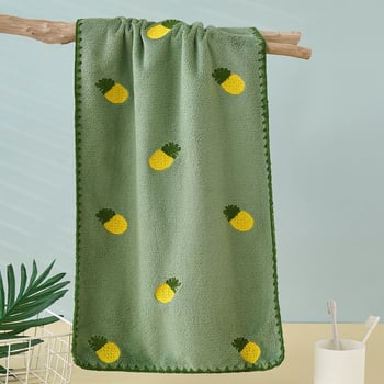 Korall bársony fürdőlepedő teljes hímzéssel – eper mintás, puha és nedvszívó, dobozos ajándék; 150D szálak, 8020 fonás, sima szövés, 350 g