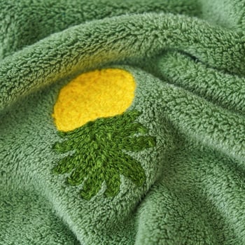 Korall bársony fürdőlepedő teljes hímzéssel – eper mintás, puha és nedvszívó, dobozos ajándék; 150D szálak, 8020 fonás, sima szövés, 350 g