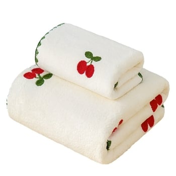 Korall bársony fürdőlepedő teljes hímzéssel – eper mintás, puha és nedvszívó, dobozos ajándék; 150D szálak, 8020 fonás, sima szövés, 350 g