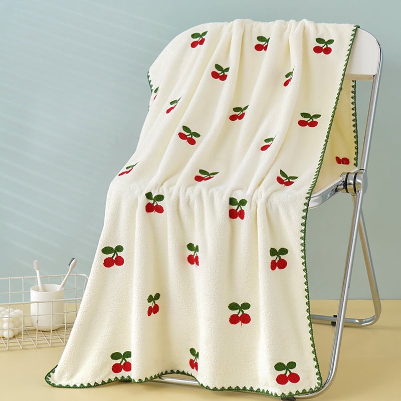 Korall bársony fürdőlepedő teljes hímzéssel – eper mintás, puha és nedvszívó, dobozos ajándék; 150D szálak, 8020 fonás, sima szövés, 350 g