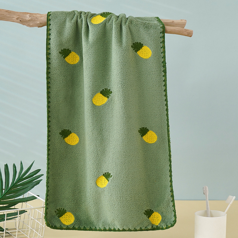 Korall bársony fürdőlepedő teljes hímzéssel – eper mintás, puha és nedvszívó, dobozos ajándék; 150D szálak, 8020 fonás, sima szövés, 350 g